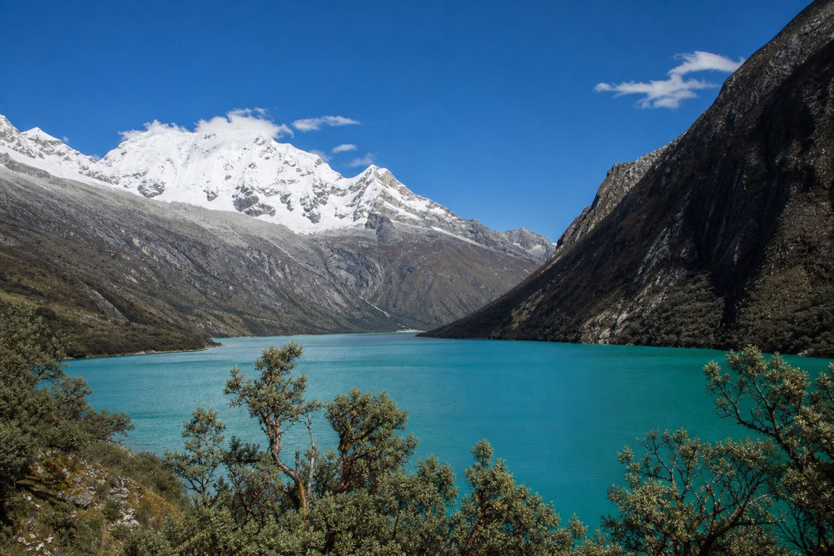 The turquoise Llanganuco lakes near the trek